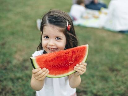 Con calor, los niños deben comer ligero, menos y más veces al día