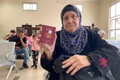 Una mujer mostraba su pasaporte español mientras esperaba para poder salir de la franja de Gaza por el paso de Rafah, este lunes. 