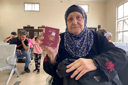 Una mujer mostraba su pasaporte español mientras esperaba para poder salir de la franja de Gaza por el paso de Rafah, este lunes.