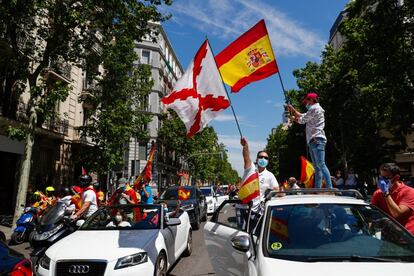 La 'caravana por España y su libertad', durante su recorrido por las calles de Madrid. Los coches circularon por el barrio de Salamanca y zonas próximas a la calle de Núñez de Balboa, donde en las últimas semanas se iniciaron las caceroladas de vecinos contra el Gobierno y de las que Vox se desvincula como organizador.