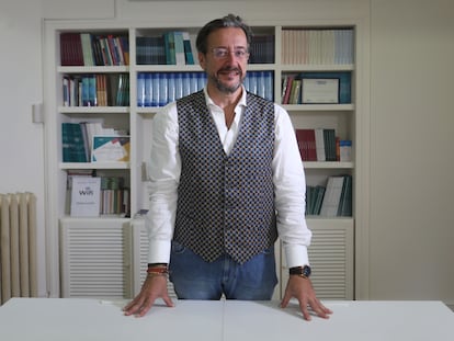 El médico Álvaro Rodríguez-Lescure, presidente de la Sociedad Española de Oncología Médica, antes de la entrevista.