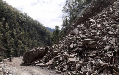 Un niño camina junto a los escombros tras el terremoto del pasado sábado que causó más de 5.000 muertos, en Sukute, a 70 km de Katmandú (Nepal).