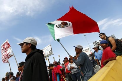 Jornaleros protestan frente a la frontera de Tijuana, el s&aacute;bado.