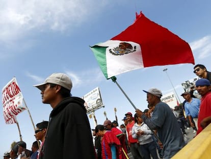 Jornaleros protestan frente a la frontera de Tijuana, el s&aacute;bado.
