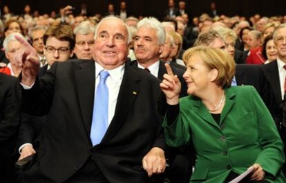 Angela Merkel con el ex canciller Helmut Kohl, en un acto en la capital alemana.