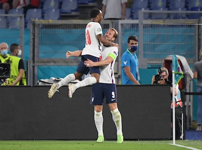 Harry Kane y Raheem Sterling celebran el tercer gol de Inglaterra en el estadio Olímpico de Roma.