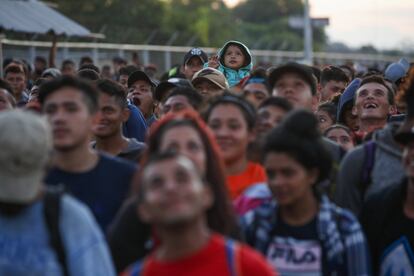 Migrantes se concentram na ponte que atravessa o rio Suchiate, na esperança de avançar a fronteira.