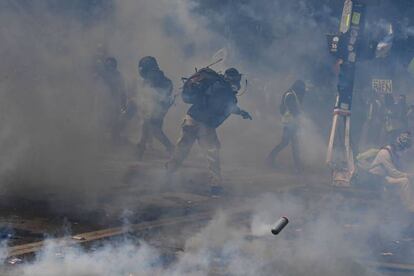 Manifestantes franceses protestam no centro de Paris durante a marcha de 1º de maio.