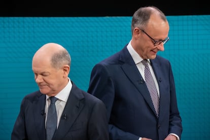 El canciller alemán, Olaf Scholz, y el líder de la CDU, Friedrich Merz, antes del debate de este domingo en Berlín.