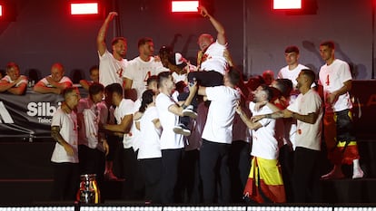 Los jugadores de la selección mantean a Luis de la Fuente este lunes en Cibeles (Madrid).