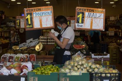 Don Fruta, iniciada en 2008 por tres inmigrantes de China, tiene un acuerdo de franquicia con 70 fruterías de Madrid. En la foto una de sus tiendas, en la calle Alcalá 384.