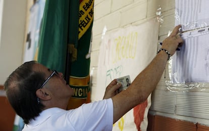 Un hombre revisa su puesto de votación durante las elecciones legislativas, en Medellín (Colombia), el 11 de marzo de 2018.