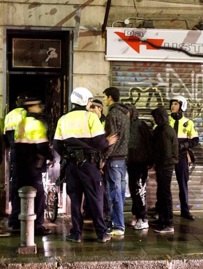 Un incendio calcinó ayer por la tarde un piso de la calle del Carmen en el Raval de Barcelona