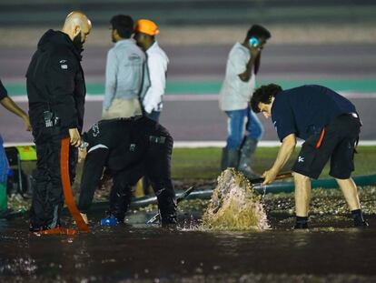 Trabajadores de Dorna y operarios del circuito intentan drenar agua de una escapatoria en Losail.