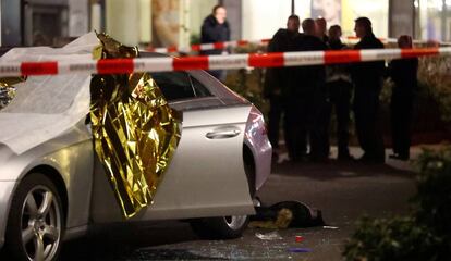 El cuerpo de una víctima del atentado en Hanau permanece en el suelo junto a un vehículo, el pasado miércoles.