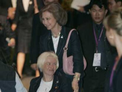 La Reina empuja la silla de la tiradora paralímpica Gemma Hassen-Bey.