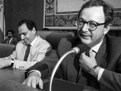 Txiki Benegas, en primer plano, junto a Alfonso Guerra en el Congreso en 1998. 