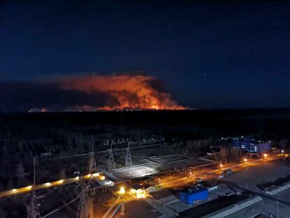 El incendio en la zona de exclusión de Chernóbil visto desde la central nuclear, el pasado viernes, en una imagen de la policía ucrania.