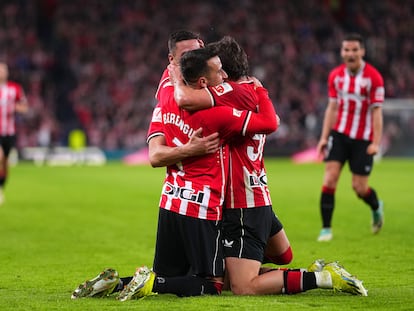 Álex Berenguer celebra su segundo gol frente al Girona.