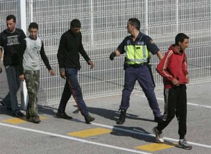 Inmigrantes marroquíes, entre ellos dos menores, son trasladados tras ser detenidos cuando entraban ilegalmente en Algeciras.