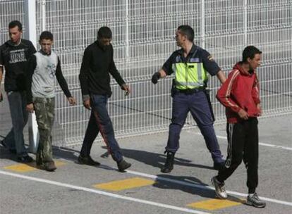 Inmigrantes marroquíes, entre ellos dos menores, son trasladados tras ser detenidos cuando entraban ilegalmente en Algeciras.