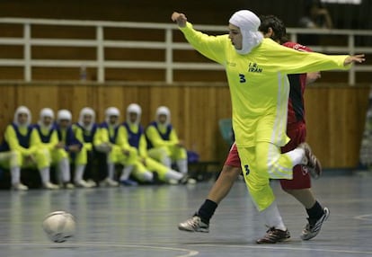 Una jugadora iran&iacute; de f&uacute;tbol en un torneo en Jordania.