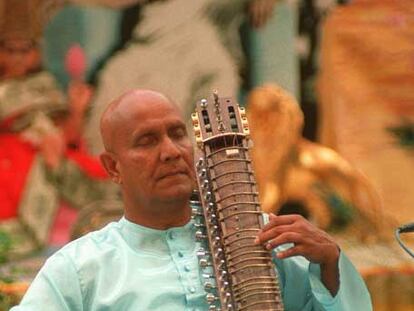Sri Chinmoy durante un concierto en Nueva York.