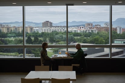 Dos personas comen en un restaurante de Pamplona, durante el primer día de la fase 2 de la desescalada.