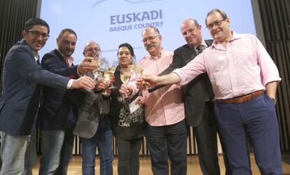 La directora de San Sebastián Gastronomika, Roser Torras (centro), junto al resto de personas que han participado en la presentación del simposio.