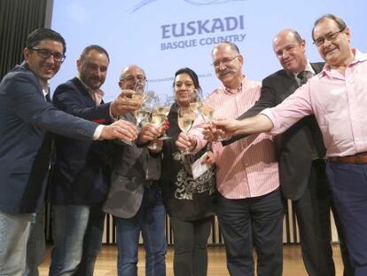 La directora de San Sebastián Gastronomika, Roser Torras (centro), junto al resto de personas que han participado en la presentación del simposio.