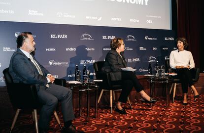 De izquierda a derecha, Christian Barrientos, director general de Abertis Mobility Services (izquierda); Inmaculada Riera, directora general de la Cámara de Comercio de España (centro); y Teresa Parejo, directora de Sostenibilidad de Iberia.