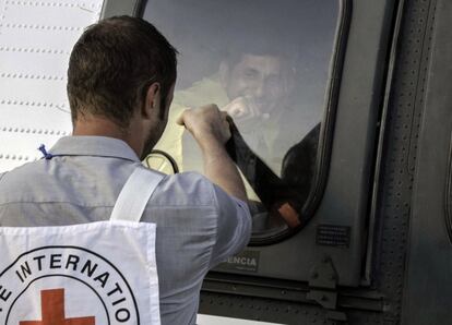 Luis Alfredo Moreno hace un gesto de complicidad a través del cristal del helicóptero a un miembro del Comité Internacional de Cruz Roja.