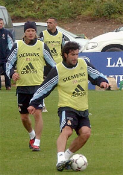 Figo, Beckham y Raúl Bravo, en el entrenamiento de ayer en La Manga.