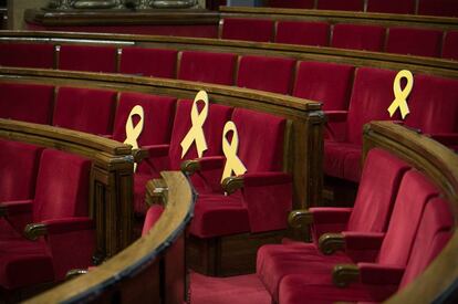 Lazos amarillos en los escaños de los ausentes durante el pleno del Parlamento de Cataluña.