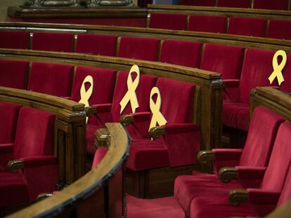 Lazos amarillos en los escaños de los ausentes durante el pleno del Parlamento de Cataluña.
 