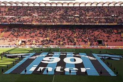 Aspecto del estadio de San Siro con motivo del 90 aniversario de la fundación del Inter de Milán.