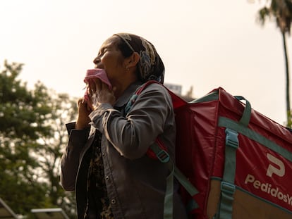 Beatriz González Miers, representante del Sindicato Nacional de Trabajadores en Moto, durante una jornada de trabajo en Paraguay.