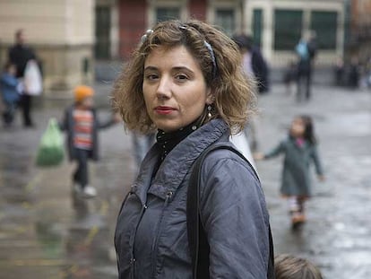 Eva González espera a su hijo a la salida del colegio en el que estudia, en el centro de Bilbao.