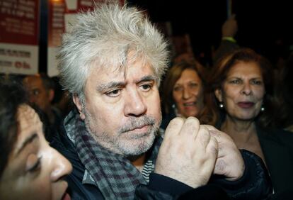 El director de cine Pedro Almodóvar durante su participación en la manifestación convocada por los sindicatos CC OO y UGT, con motivo de la huelga general del 14-N, que ha partido desde la plaza de Cibeles de la capital hasta la plaza de Colón.