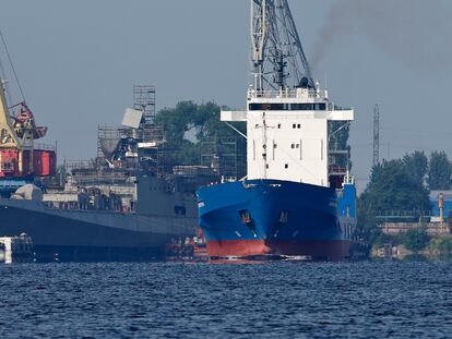 El carguero 'Kholmogory' llega al puerto de Kaliningrado procedente de San Petersburgo, el pasado 30 de junio.