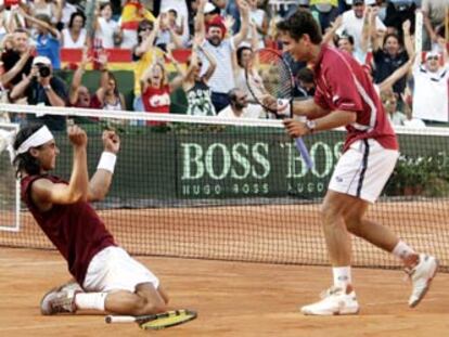 Rafael Nadal, de rodillas, y Tommy Robredo celebran alborozados su victoria sobre los franceses Michael Llodra y Arnaud Clement.