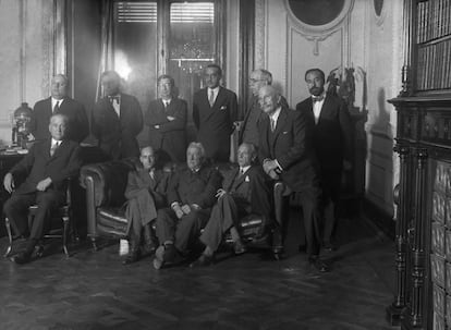 Gobierno provisional de la República, en una imagen del 15 de abril de 1931: sentados, desde la izquierda: Francisco Largo Caballero (Trabajo), Santiago Casares Quiroga (Marina), Niceto Alcalá-Zamora (Presidencia) y Álvaro de Albornoz (Fomento). De pie, desde la izquierda: Indalecio Prieto (Hacienda), Luis Nicolau D´Olwer (Economía), Marcelino Domingo (Instrucción Pública y Bellas Artes), Miguel Maura y Gamazo (Gobernación), Manuel Azaña (Guerra), Alejandro Lerroux (Estado) y Fernando de los Ríos (Justicia).