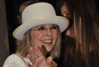 Diane Keaton, fiel a su estilo, acudió con pantalón y chaqueta.