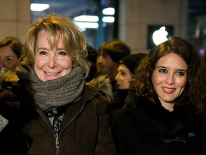 Esperanza Aguirre e Isabel Díaz Ayuso, durante un acto en apoyo a Juan Guaidó, en la Puerta del Sol de Madrid, el 2 de febrero de 2019.