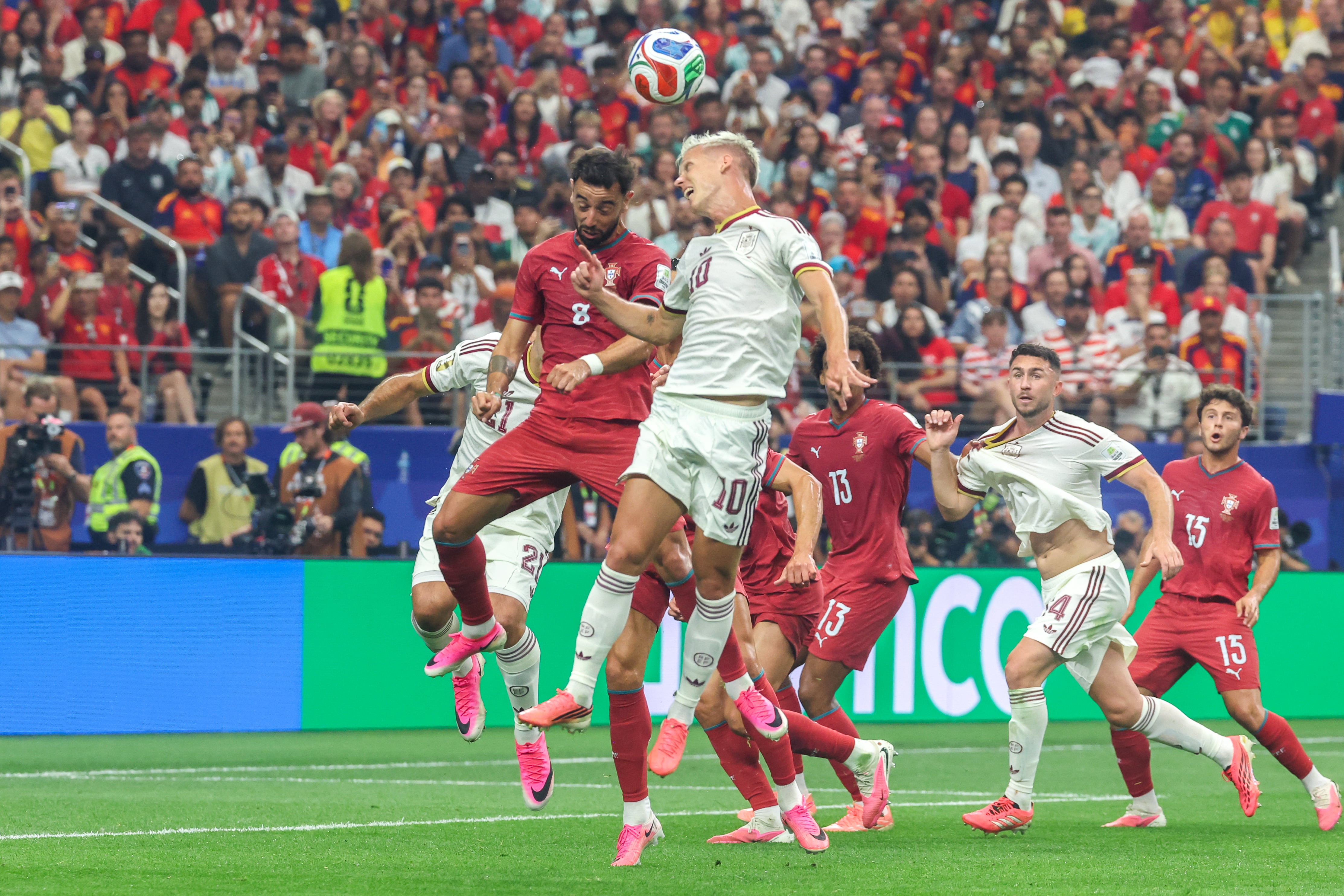 Dani Olmo pelea con Bruno Fernandes por la pelota.