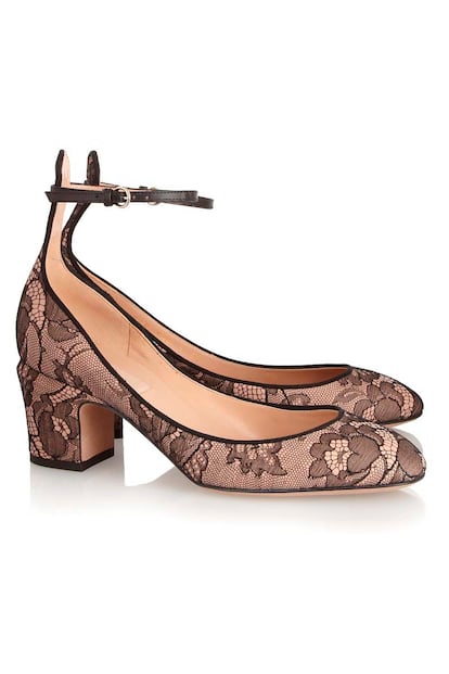 El encaje es una de las señas de identidad de Valentino, un delicado material de motivos florales c on el que recubre de camisas a zapatos de pulsera (640 euros).