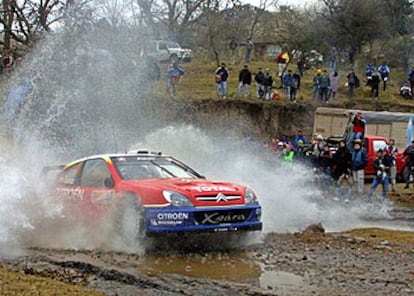 Sainz pasa ayer uno de los tramos embarrados camino de su tercer triunfo en el rally de Argentina, 26º de su carrera.