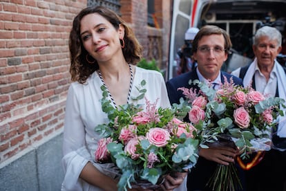 La presidenta de la Comunidad de Madrid, Isabel Díaz Ayuso, y el alcalde de Madrid, José Luis Martínez-Almeida, durante una ofrenda floral a la Virgen de la Paloma junto a iglesia de La Paloma y San Pedro el Real, a 15 de agosto de 2022, en Madrid (España).