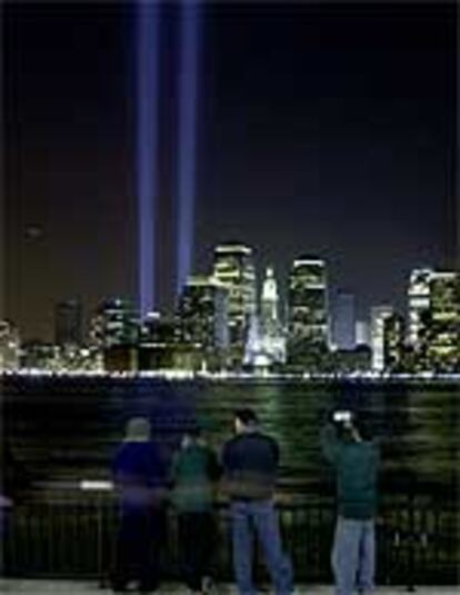 Dos haces de luz se elevan donde estuvieron las Torres Gemelas, en un homenaje, tras seis meses del ataque.