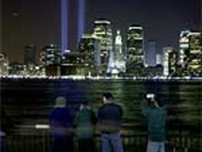 Dos haces de luz se elevan donde estuvieron las Torres Gemelas, en un homenaje, tras seis meses del ataque.